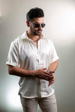 Cargar imagen en el visor de la galería, Camisa en Satín Gold Hombre Ref