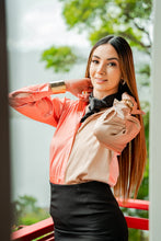 Cargar imagen en el visor de la galería, Camisa Elegante Salmon-Dorado Mujer