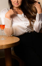 Cargar imagen en el visor de la galería, Camisa Elegante de Manga Globo Botones Forrados Camisas Emporium Daris Col XS Blanco