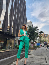 Cargar imagen en el visor de la galería, Chaleco Elegante y Exclusivo Verde Cali Blazers Emporium Daris Co