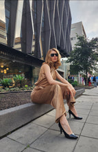 Cargar imagen en el visor de la galería, Conjunto Elegante Satinado Dorado Emporium Daris Co