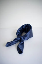 Cargar imagen en el visor de la galería, PAÑOLETA EXCLUSIVA ACCESORIOS Emporium Daris Co AZUL OSCURO