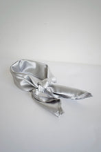 Cargar imagen en el visor de la galería, PAÑOLETA EXCLUSIVA ACCESORIOS Emporium Daris Co GRIS PERLA
