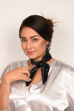Cargar imagen en el visor de la galería, PAÑOLETA EXCLUSIVA ACCESORIOS Emporium Daris Co NEGRO