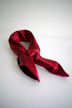 Cargar imagen en el visor de la galería, PAÑOLETA EXCLUSIVA ACCESORIOS Emporium Daris Co VINOTINTO