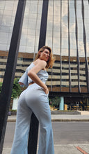 Cargar imagen en el visor de la galería, Pantalón Elegante en Satín Azul Cielo Claro Pantalón Emporium Daris Co