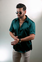 Cargar imagen en el visor de la galería, Camisa en Satín Gold Hombre Ref
