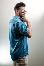 Cargar imagen en el visor de la galería, Camisa en Satín Gold Hombre Ref
