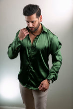 Cargar imagen en el visor de la galería, Camisa en Satín Gold Hombre Ref
