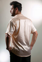 Cargar imagen en el visor de la galería, Camisa en Satín Gold Hombre Ref
