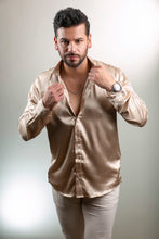 Cargar imagen en el visor de la galería, Camisa en Satín Gold Hombre Ref
