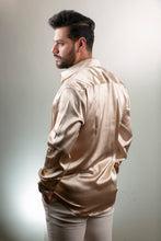 Cargar imagen en el visor de la galería, Camisa en Satín Gold Hombre Ref
