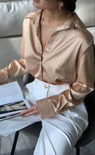 Cargar imagen en el visor de la galería, Camisa Elegante Dorado Mujer
