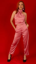 Cargar imagen en el visor de la galería, Pantalón Elegante en Satín Palo de Rosa Pantalón Emporium Daris Co 
