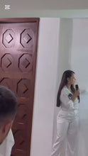 Cargar y reproducir el video en el visor de la galería, Conjunto Blusa + Pantalón en Satín
