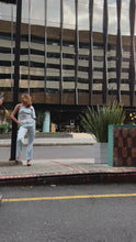Cargar y reproducir el video en el visor de la galería, Conjunto Blusa + Pantalón en Satín
