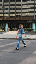 Cargar y reproducir el video en el visor de la galería, Conjunto Blusa + Pantalón en Satín

